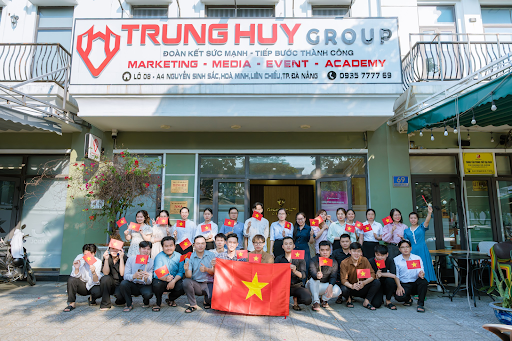 Đội ngũ nhân sự chuyên nghiệp, giàu kinh nghiệm của Trung Huy Marketing